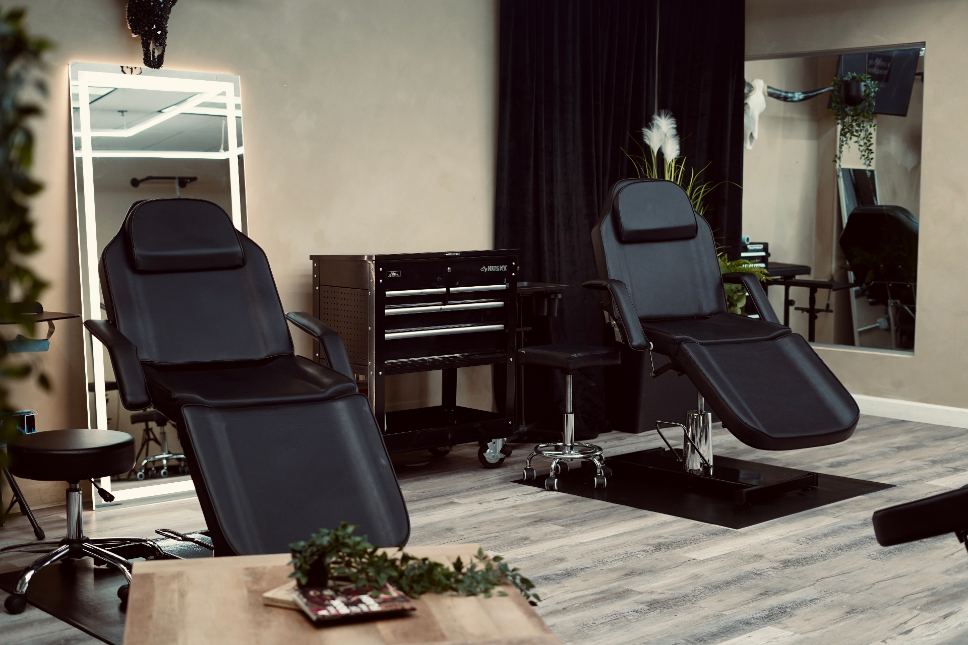 LION'S STUDIO — tattoo chairs